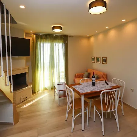 East & West Seaside Apartments Gialtra Exterior photo